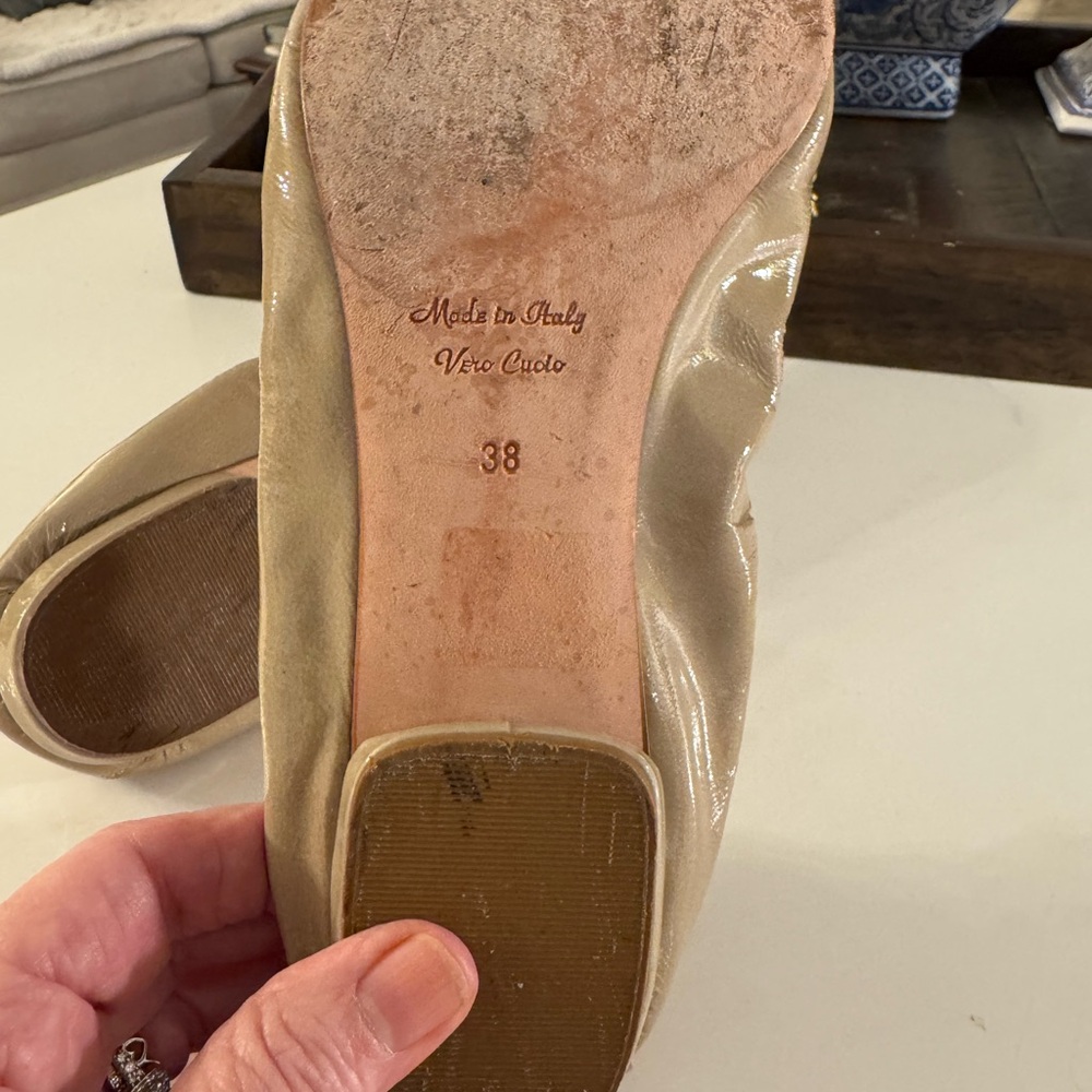 BUTTER MADE IN ITALY TAUPE PATENT LEATHER BOW BALLOT FLATS! - Picture 6 of 8
